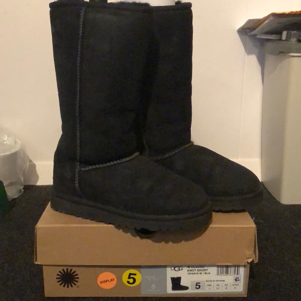 UGG Classic Short in Black Girls Size 1